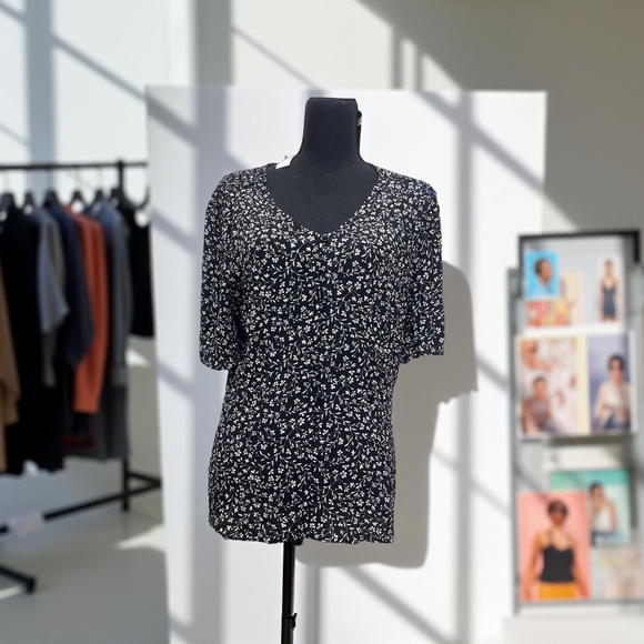 Talbots Black and White Flower Print Blouse. Short Sleeve, Women’s , size 12 - Picture 1 of 3